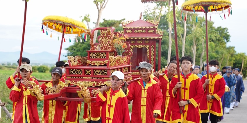 Welcoming the holy spirit of the benefactor of Thanh Toan tiled-roof bridge