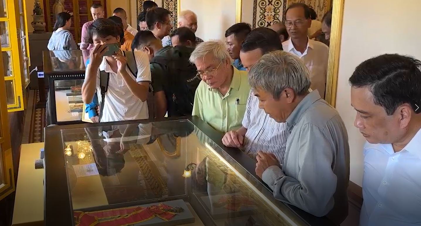 Antiques from three regions gather in Hue