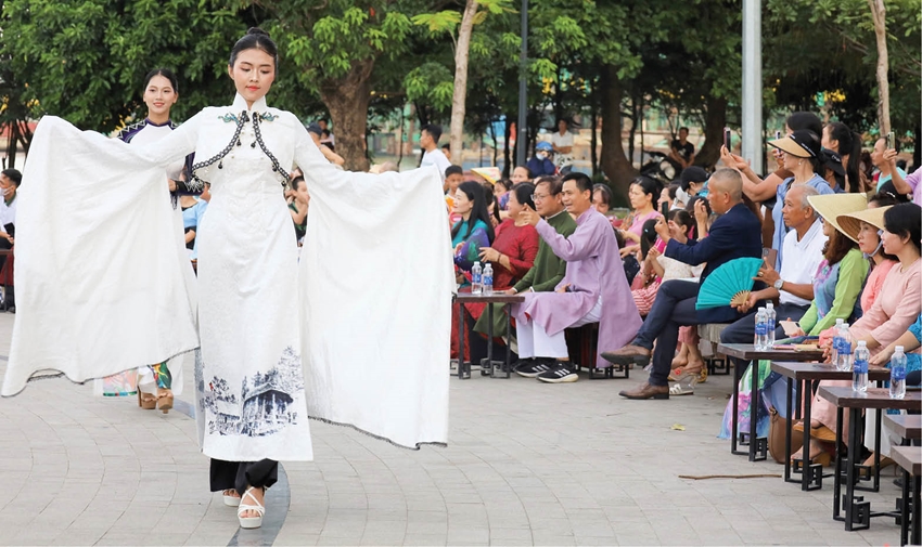 Spreading the image of ao dai through socialization