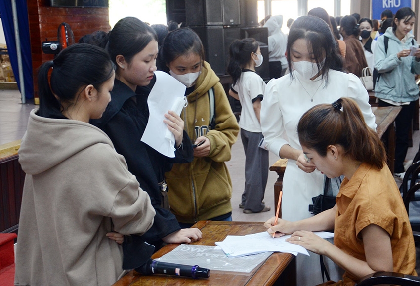 The highest admission benchmark score of Hue University in 2024 is 24 points