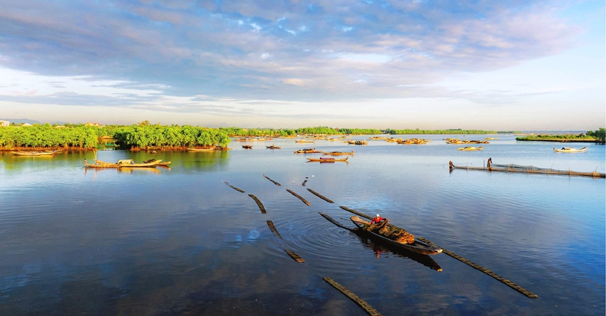 A new day on Quang Loi lagoon
