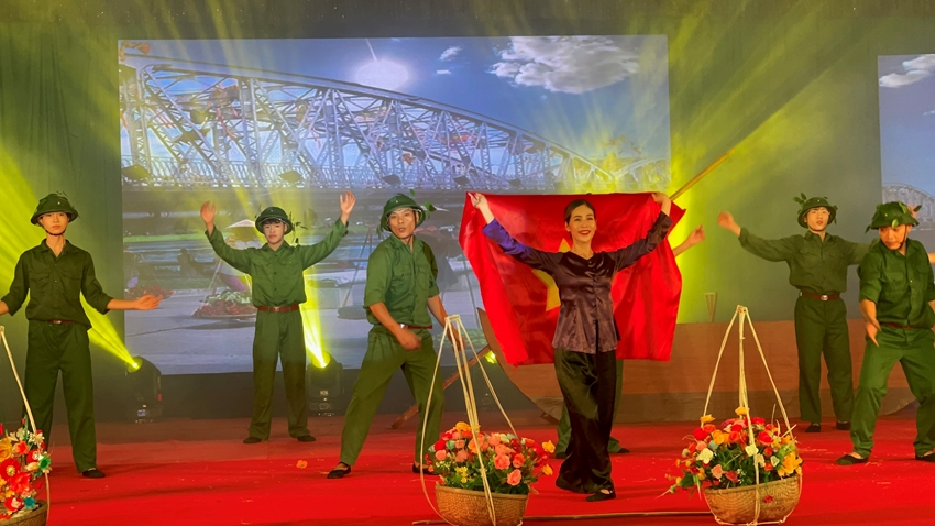 The Dance Artists Association presents “Ganh hang rong xu Hue”