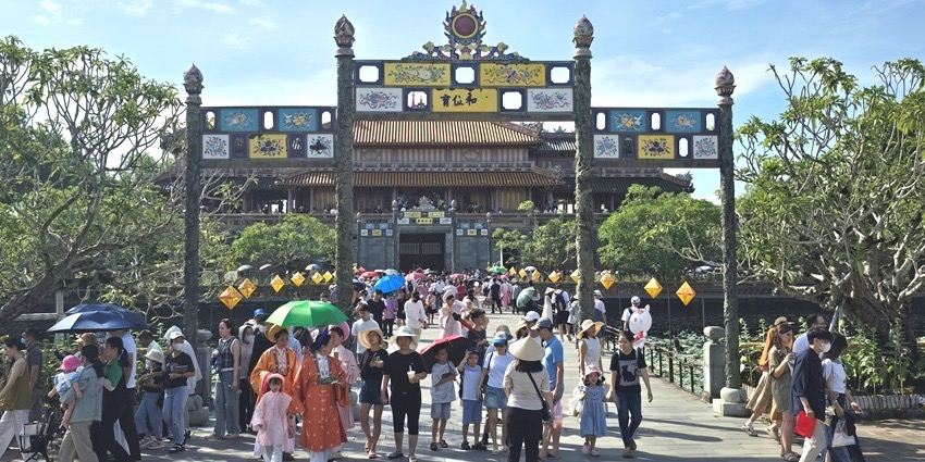 Visitors flock to visit Hue Imperial Citadel on September 2