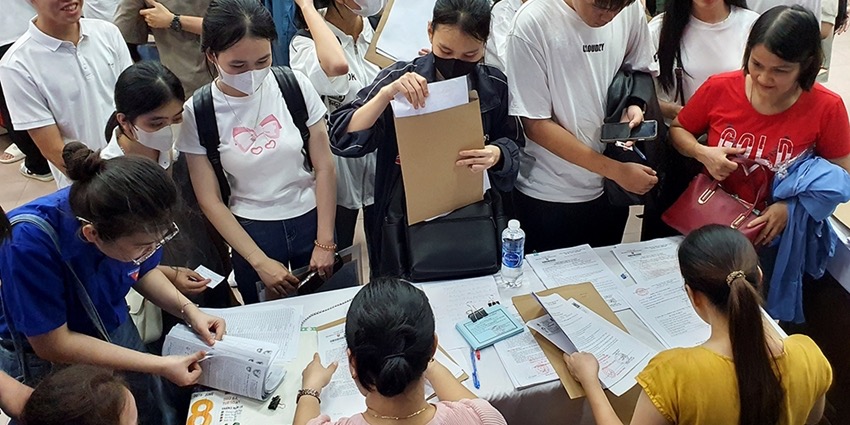 More than 1,800 new students complete admission procedures at Hue University of Education