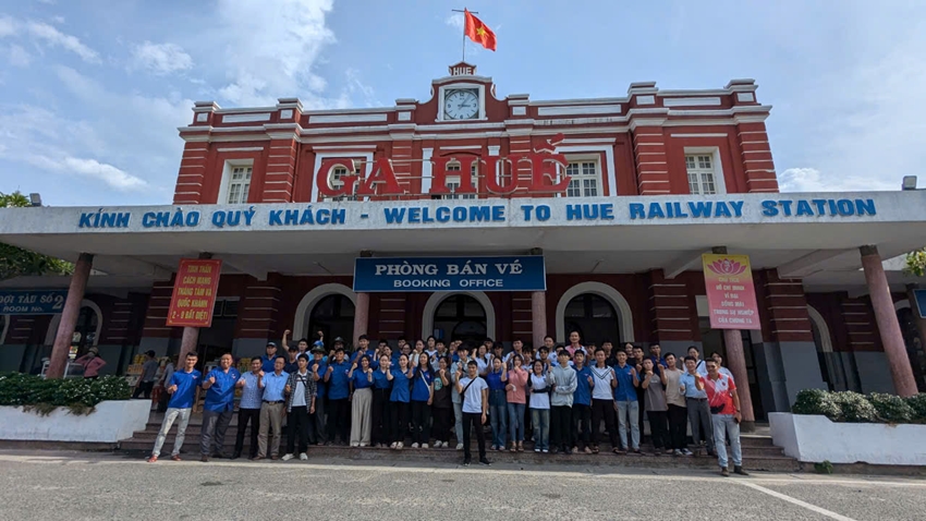 Hue people join hands to support compatriots in the North