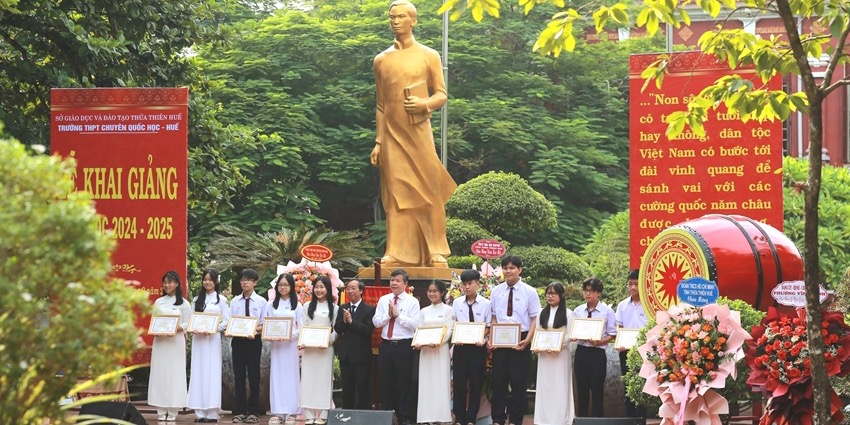 Quoc Hoc - Hue High School for the Gifted becomes a member of the LabelFrancÉducation Network France