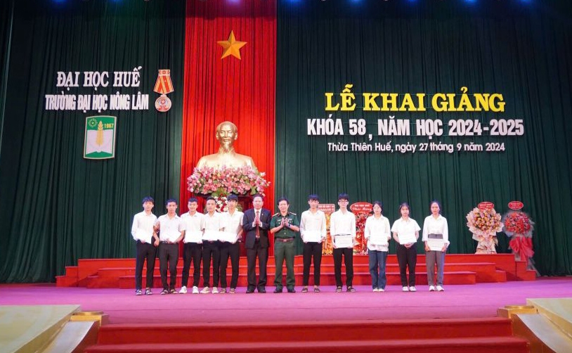 Awarding over 420 million VND in scholarships to new students