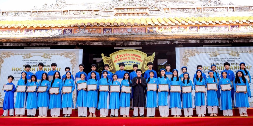 Recognition ceremony for 384 “Honored students of the school”