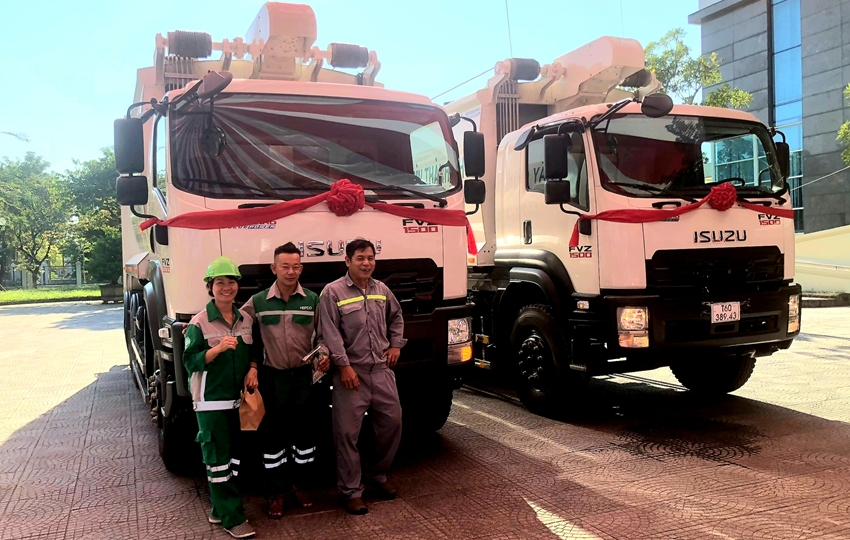 Donating 2 garbage trucks worth nearly 10 billion VND to Hue City