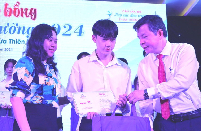 Tuoi Tre Newspaper awarded Tiep Suc Den Truong  Supporting Students to School scholarships to 91 new students in difficult circumstances