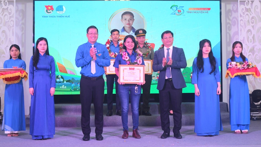 Honor outstanding collectives and individuals in the summer youth volunteer movement