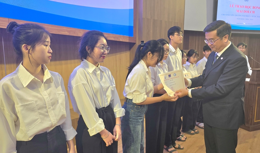Awarding 200 Mai Dolch scholarships worth nearly 2 5 billion VND to students