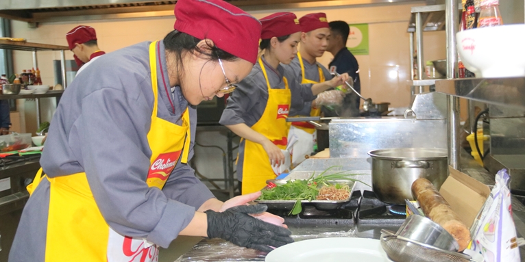 20 teams compete in the search for Hue ​Culinary Ambassadors