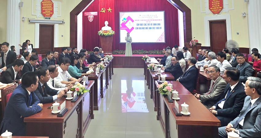 Hue University meets leaders from various generations