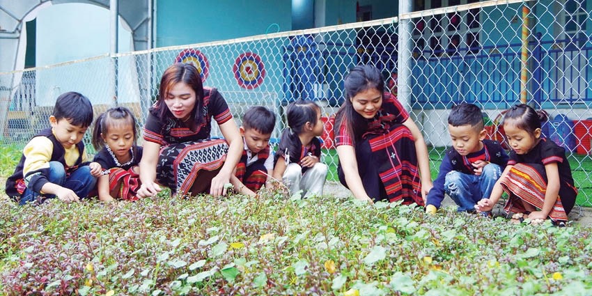 Teachers and students in Hong Thai commune