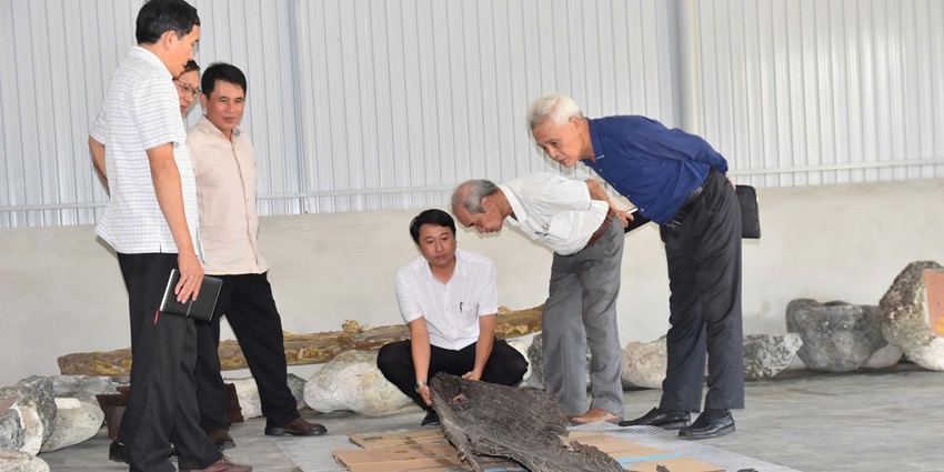 Honoring individuals donated artifacts to museum