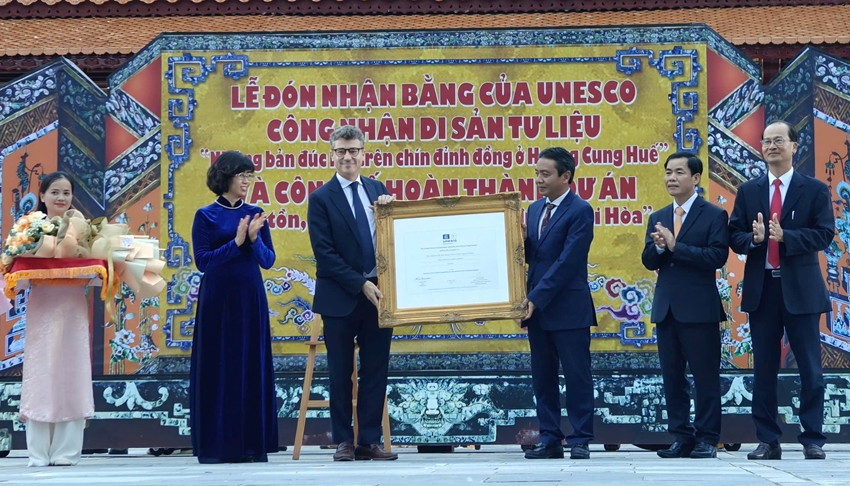 The Nine Dynastic Urns receive UNESCO’s 
Documentary Heritage Recognition Certificate