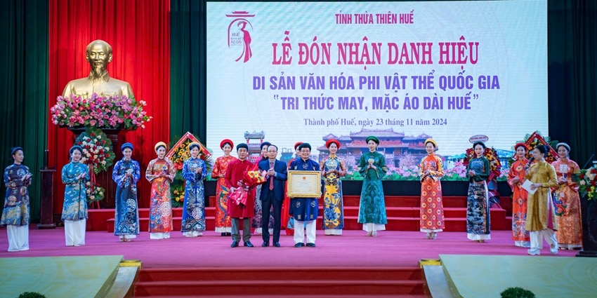 Receiving the national intangible cultural heritage title “Knowledge of Huế Áo dài tailoring and wearing”