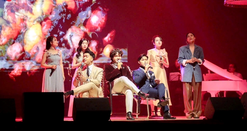 Trinh Cong Son Foundation co-organizes the “Flowers and Garbage” Art Program in Hue