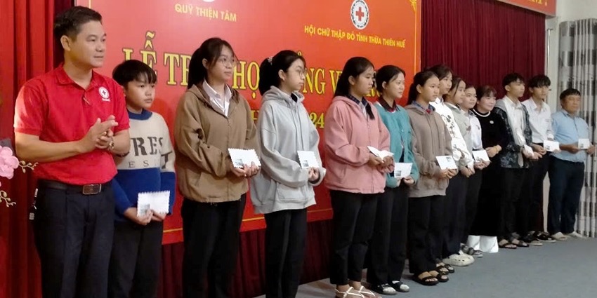 Awarding Vingroup scholarships to 190 students