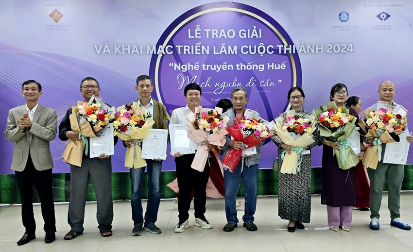 Awarding prizes for the photo contest “Hue Traditional Crafts - the Lifeblood of Heritage”
