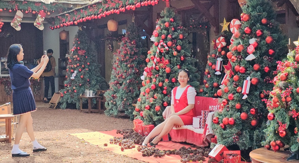 Colorful everywhere “calling” thrilled Christmas vibe