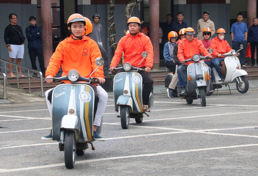 Luxurious tourist train takes international tourists to Hue