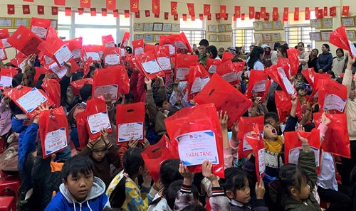 Giving 350 gifts to students and youth union members in mountainous border area