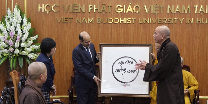 Indian Ambassador to Vietnam makes a New Year visit to Vietnam Buddhist Academy in Hue