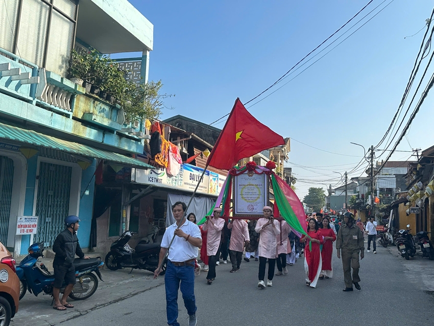 Receiving recognition certificate for the traditional craft of forging in Bao Vinh