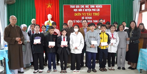 Presenting gifts to outstanding poor students overcoming difficulties in Phu Loc District