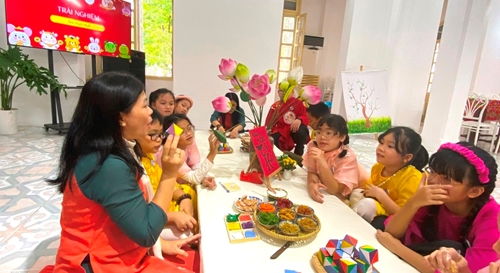 Reading - experiencing in Hue cultural space