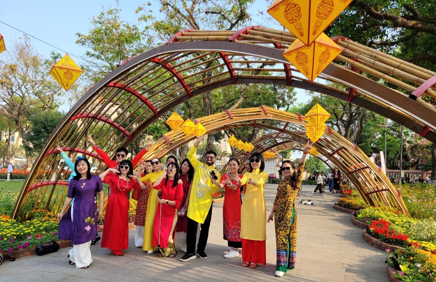 Thuan Hoa District to organize various activities to celebrate the Party and welcome the Spring