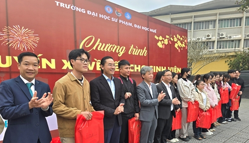 Four free buses take 120 students to return home to celebrate Tet