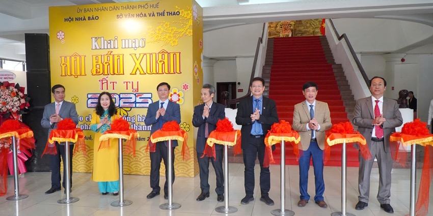 Hue Journalism - Accompanying the city s development