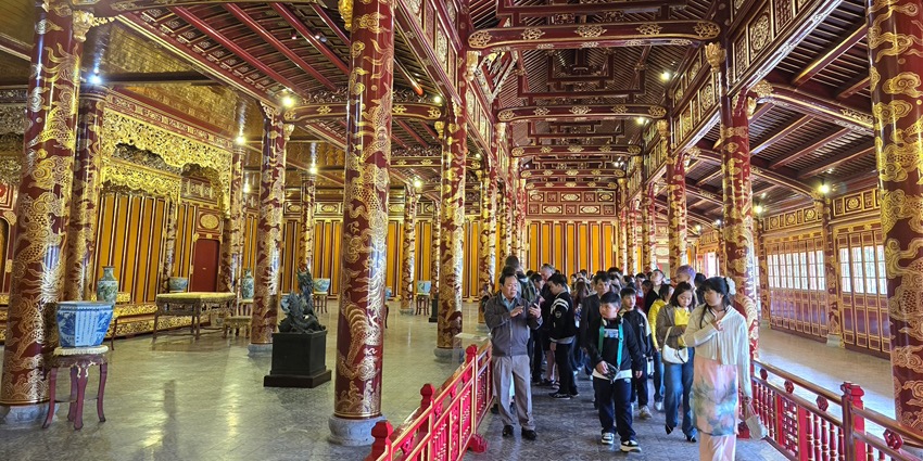 Hue’s heritage sites bustling with Tet festivities