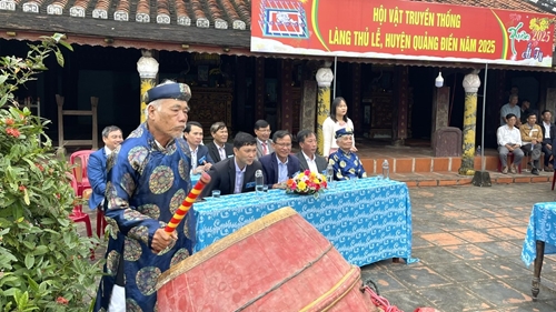 Heading to Quang Dien to watch Thu Le village wrestling festival