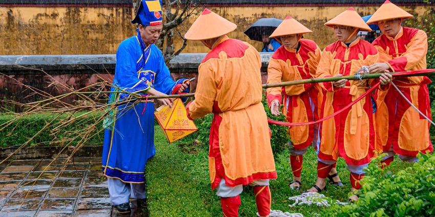 Lowering the Neu pole and opening the new year seal