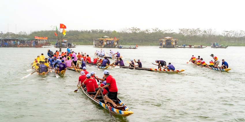 Exciting boat racing festival in Trieu Son Dong village