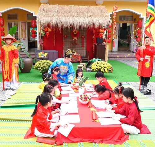Students experience traditional culture at the beginning of the year