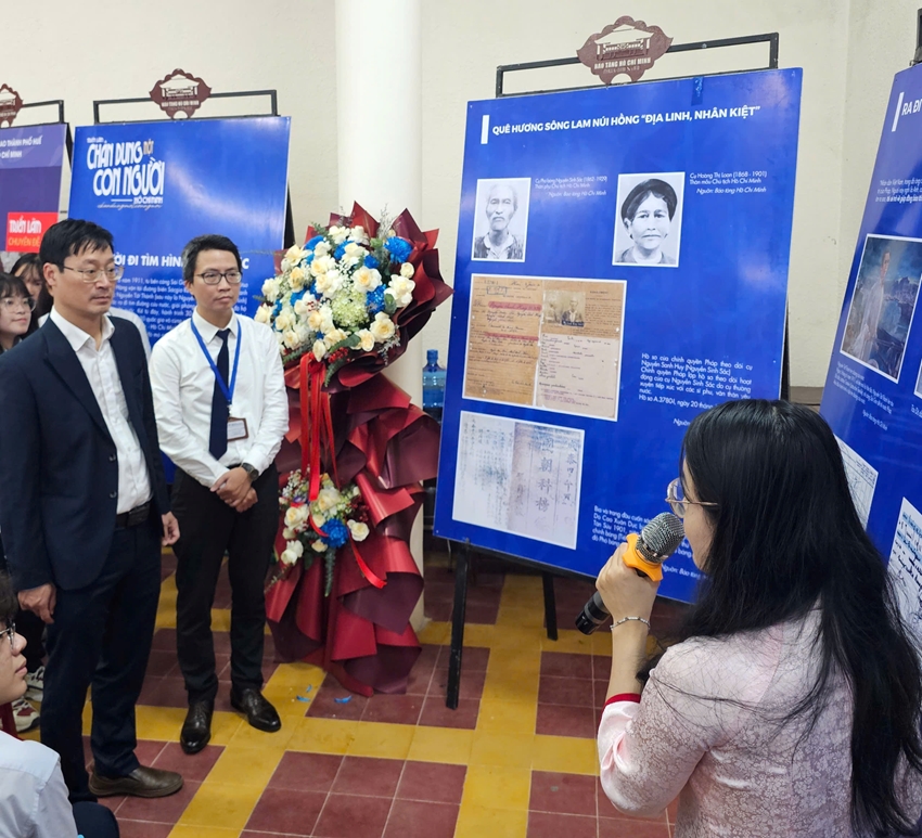 Mobile propaganda about Uncle Ho at Hue Sciences High school for Gifted Students