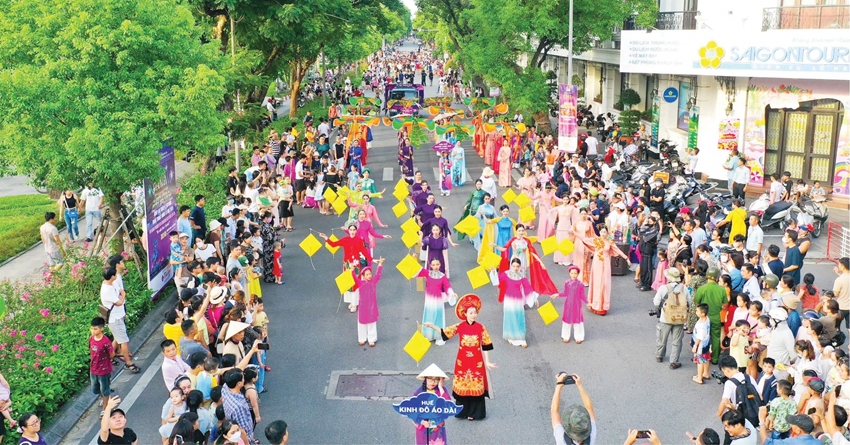 Bringing information about National Tourism Year to tourists