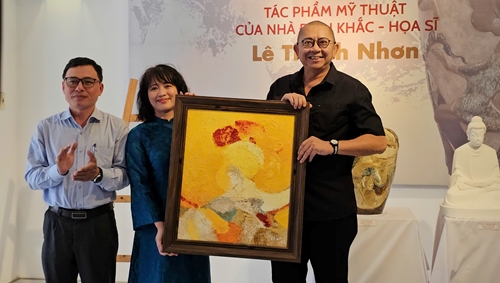 Hue Museum of Fine Arts receives works by the late sculptor Le Thanh Nhon