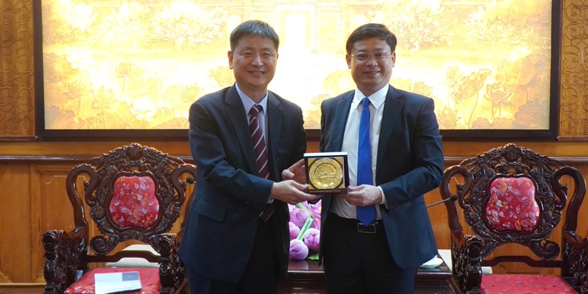 Standing Vice Chairman of Hue People’s Committee Nguyen Thanh Bình welcomes South Korean Consul General in Da Nang