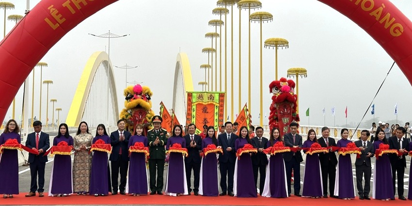 Technical traffic through opening of Nguyen Hoang Bridge