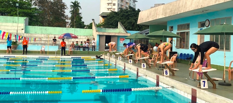 300 athletes participate in the Traditional Swimming Tournament for general education students