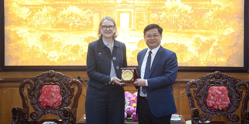 Standing Vice Chairman of Hue City People’s Committee Nguyen Thanh Binh receives Australian Consul General in Ho Chi Minh City