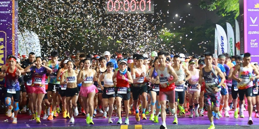 Exciting moments along the route of VnExpress Marathon Hue 2025