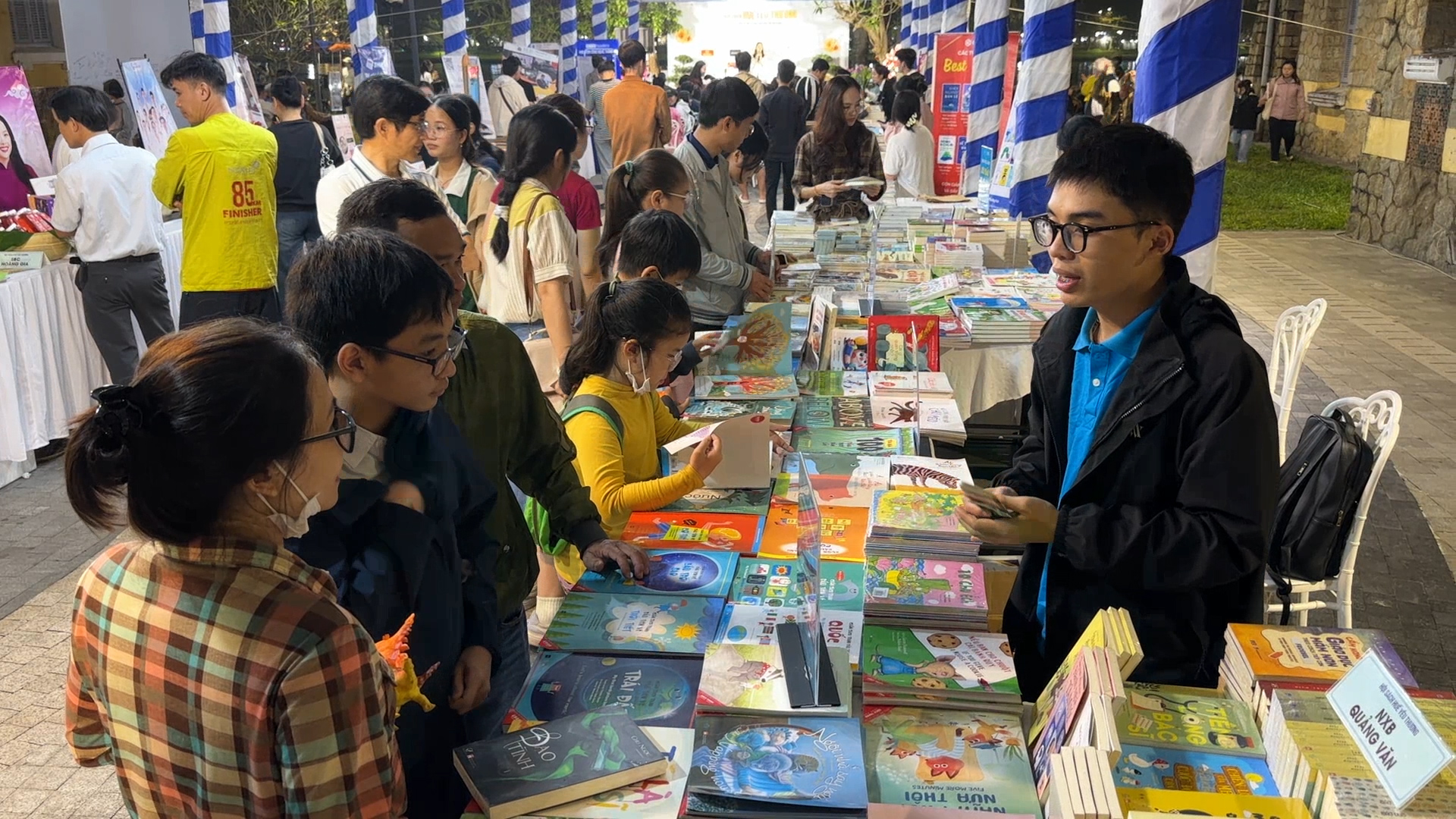 A space connecting lovers of reading culture