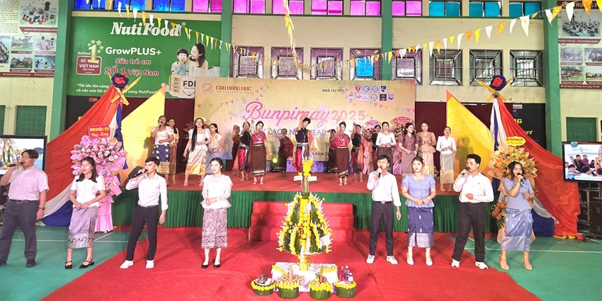 Laotian international students celebrate traditional Bunpimay New Year Festival